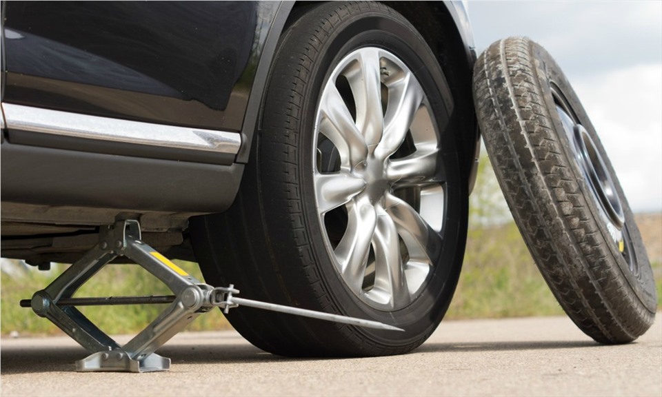 Hướng dẫn tự thay lốp xe ô tô: Quy trình chi tiết nhất cho lái mới | G7Auto.vn Hướng Dẫn Tự Thay Lốp Xe Ô Tô: Quy Trình Chi Tiết Nhất Cho Lái Mới | G7Auto.Vn