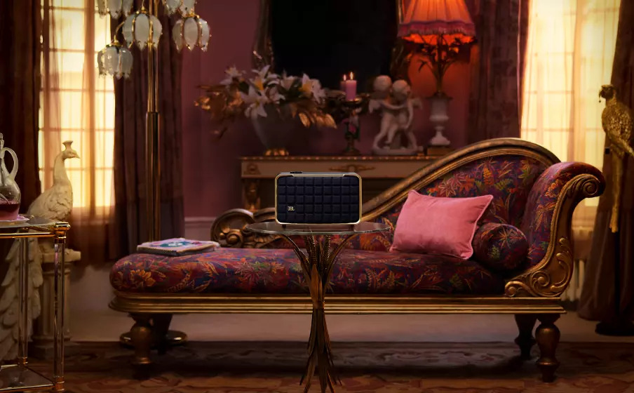 JBL Authentics 200 với thiết kế nhỏ gọn, đặt trên kệ sách