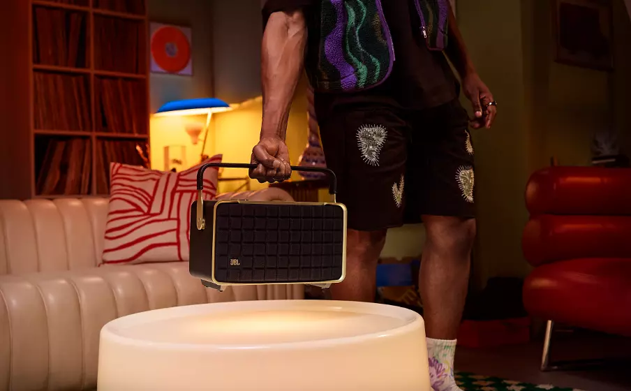 JBL Authentics 300 với thiết kế di động, đặt trên bàn làm việc