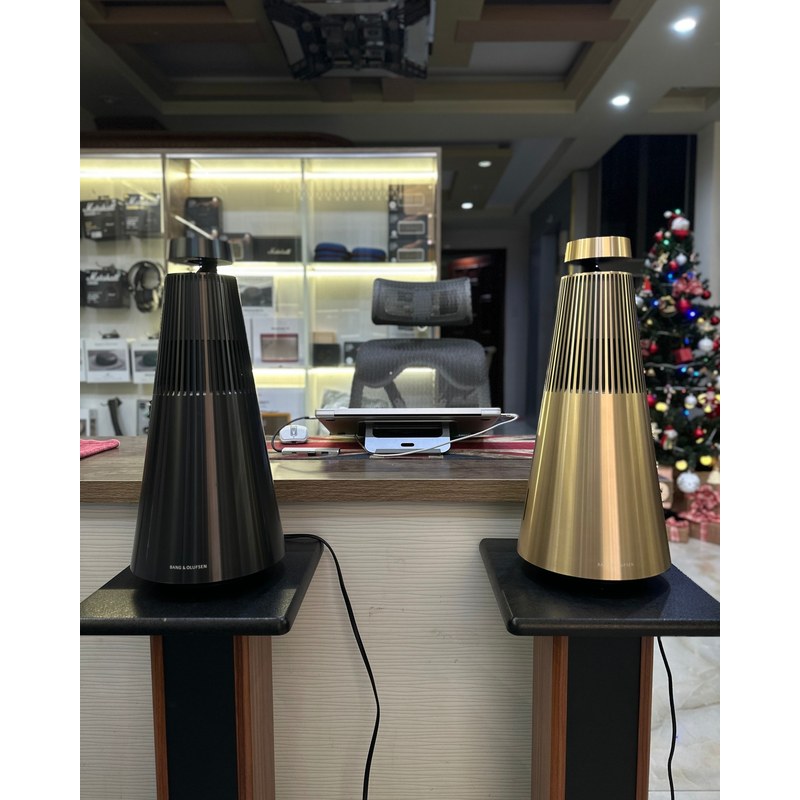 Loa Bang & Olufsen Beosound 2 Gen 3 Black Anthracite và Gold Tone đặt cạnh nhau tại showroom Đại Nam Sky Music