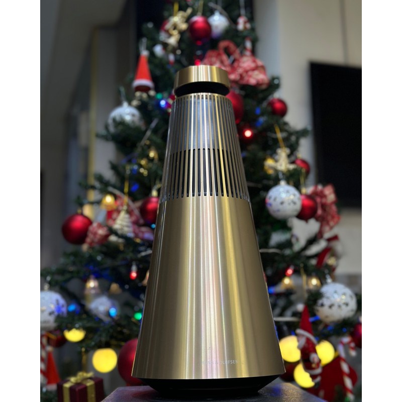 Beosound 2 Gen 3 Gold Tone trong setup Giáng Sinh — bối cảnh phòng khách rộng