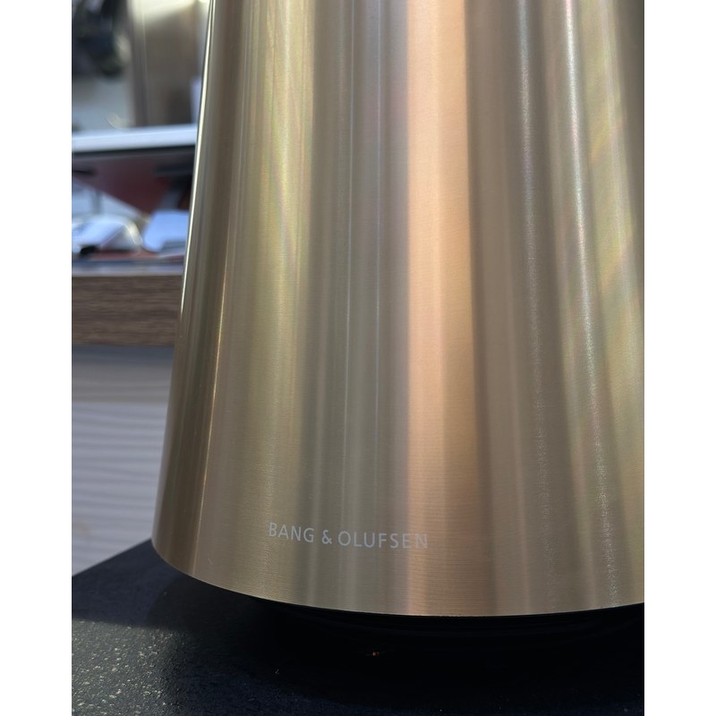 Cận cảnh logo Bang & Olufsen trên thân nhôm Beosound 2 Gen 3 Natural
