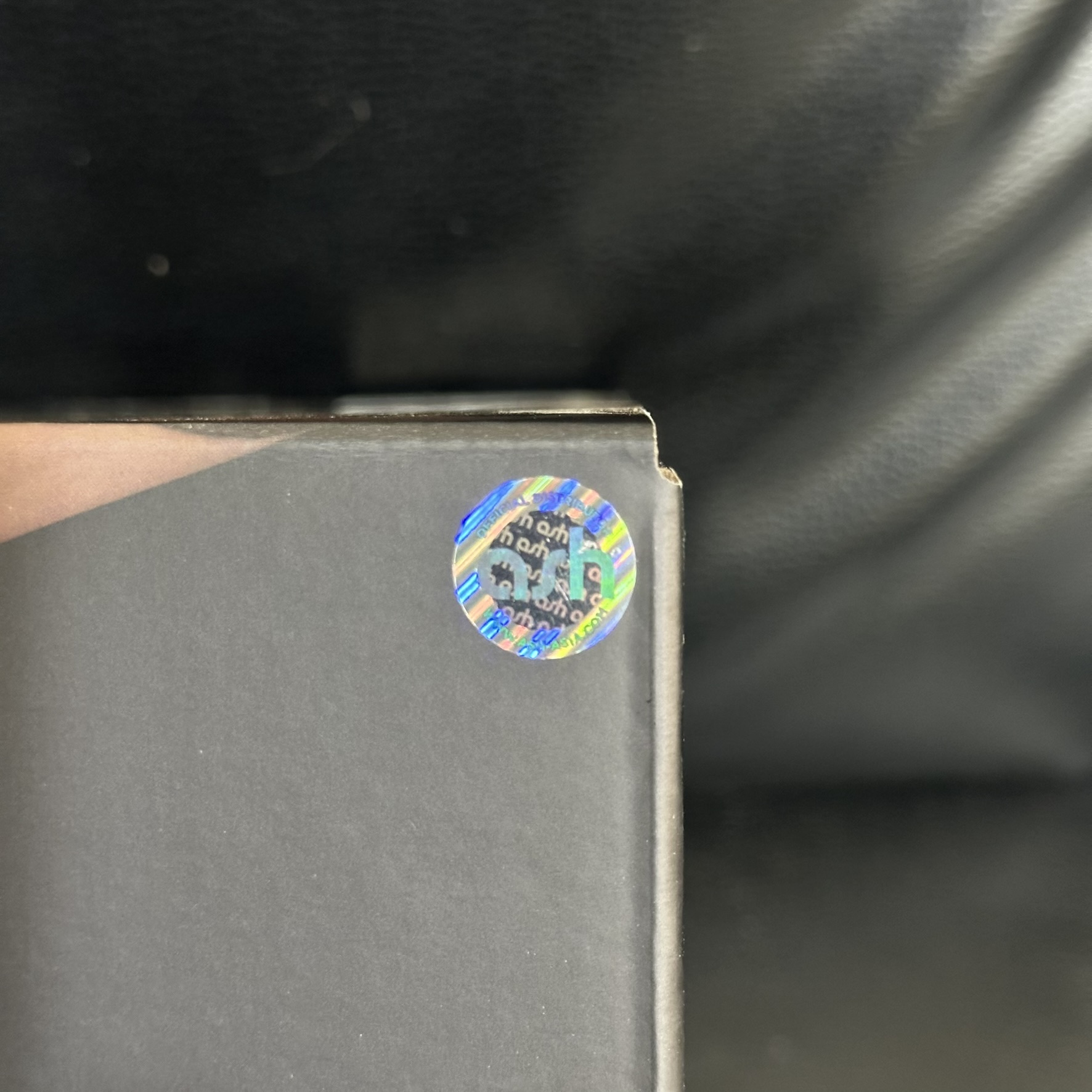 Tem hologram ASH xanh tròn xác nhận hàng Marshall chính hãng phân phối bởi ASH Vietnam