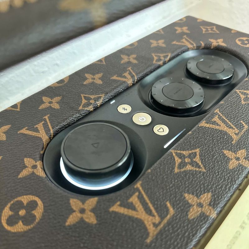 Close-up núm bass treble volume loa JBL Authentic 300 bọc da LV monogram hoàn thiện