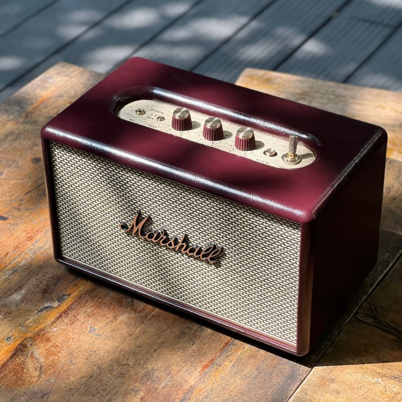 Marshall Acton III Burgundy dưới ánh nắng tự nhiên - góc 3/4 thấy toàn bộ form factor loa tại Đại Nam Sky Music