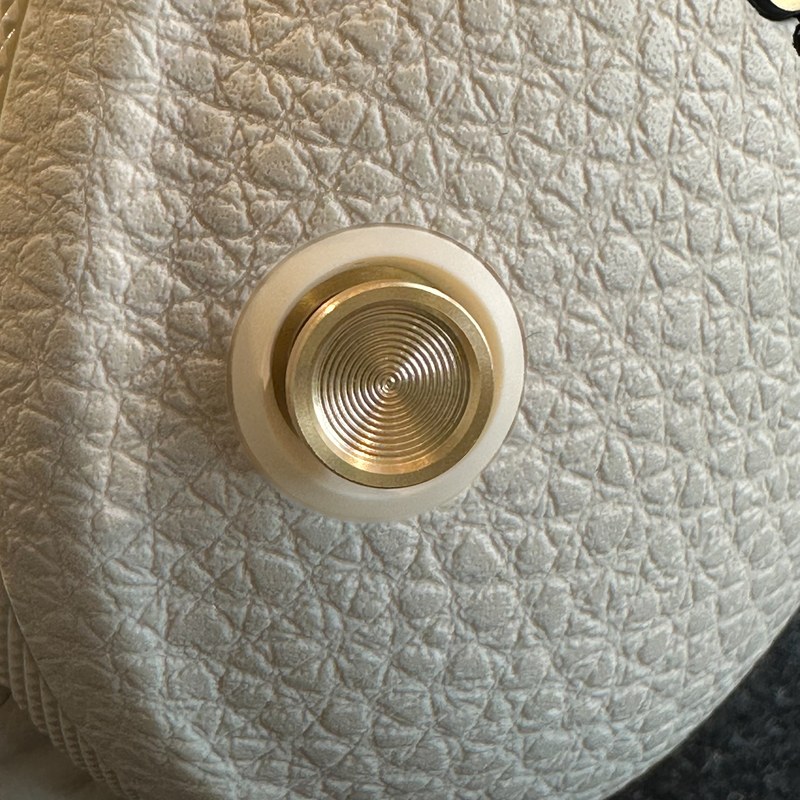 Jack 3.5mm vàng đồng trên Marshall Monitor III Cream