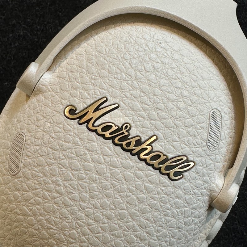 Logo Marshall script gold 3D trên ear cup Monitor III Cream