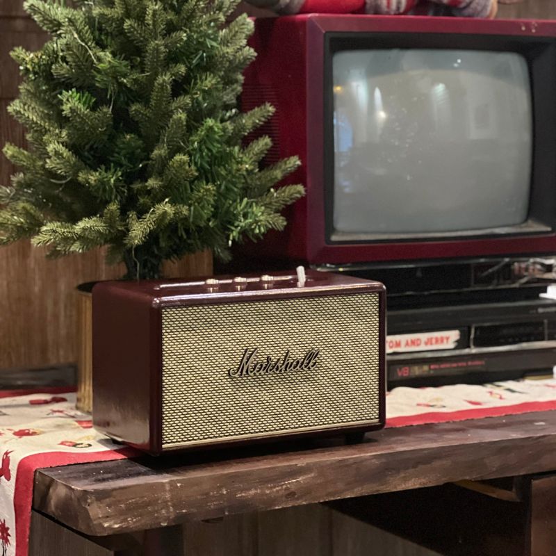Marshall Acton III Burgundy bên TV cổ điển và cây thông - vẻ đẹp vintage không thời gian tại Đại Nam Sky Music