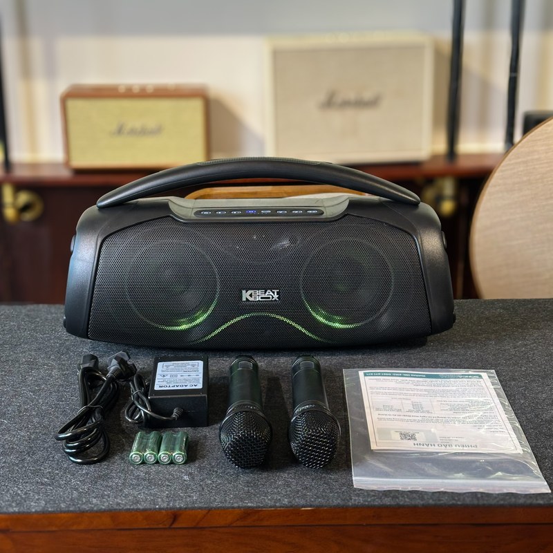 Bộ phụ kiện đầy đủ loa SONCAMEDIA Chill gồm loa, adapter, pin AA, 2 micro không dây và phiếu bảo hành tại Đại Nam Sky Music