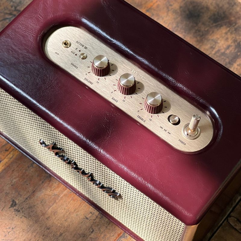 Chi tiết bảng điều khiển Marshall Acton III Burgundy - núm chỉnh bass treble mạ vàng đồng trên nền đỏ rượu vang