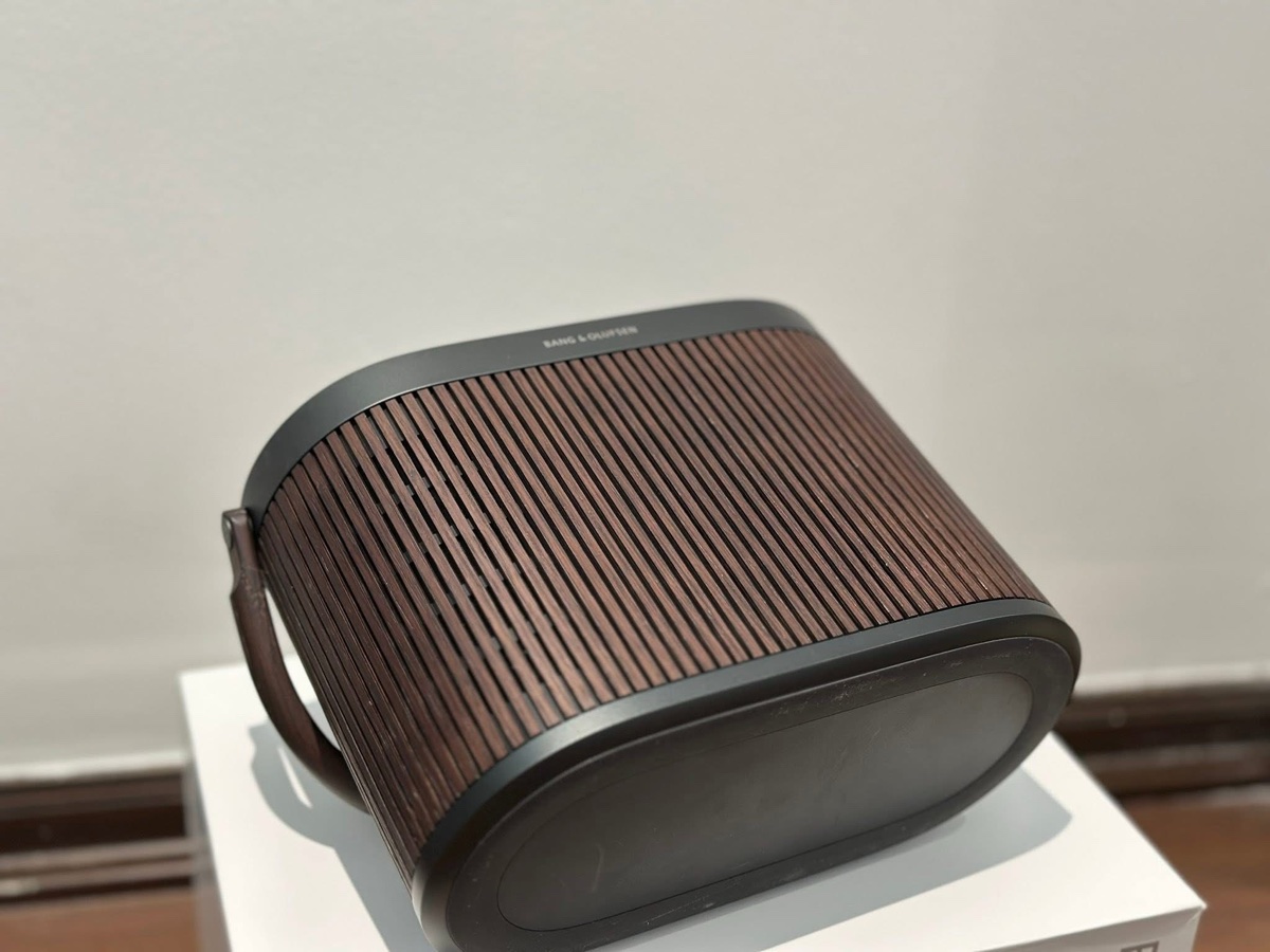 Loa B&O Beosound A5 Dark Oak góc nghiêng 3/4 chi tiết dây da nâu