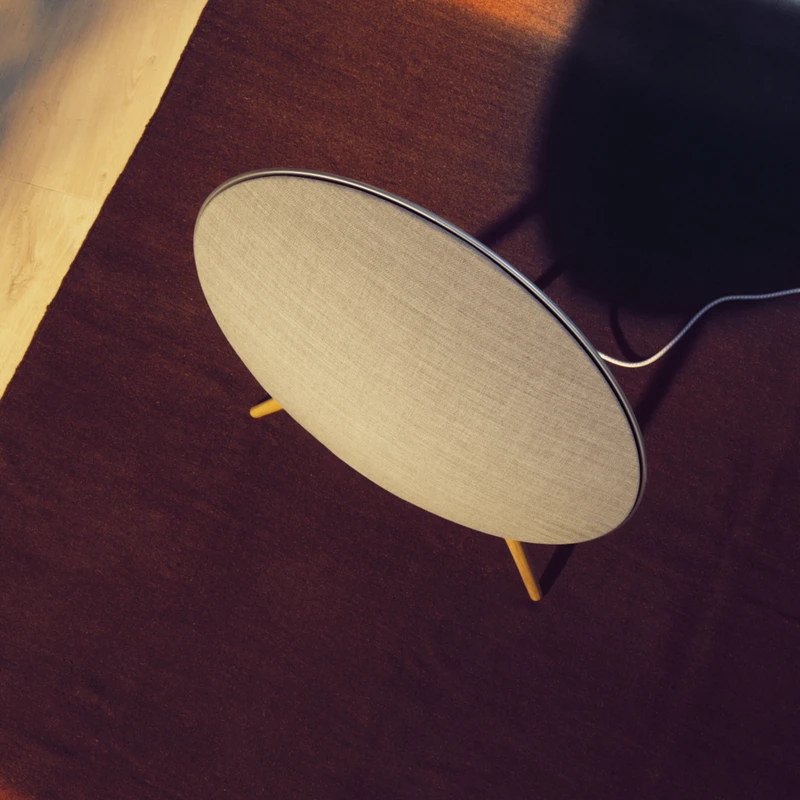 Beosound A9 5th Gen Gold Tone nhìn từ trên xuống - thiết kế tròn đặc trưng Bang & Olufsen