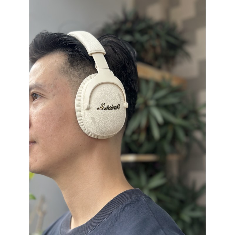 Marshall Monitor III ANC Cream đeo nghiêng nhìn rõ chữ Marshall vàng đồng