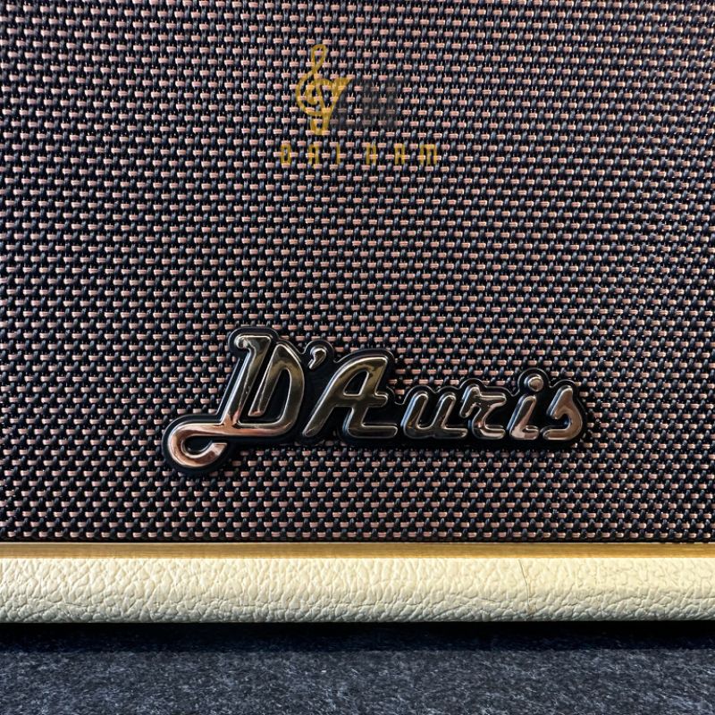 Logo D'Auris kim loại nổi trên lưới loa trước D'Auris 300 với hệ 3 đường tiếng