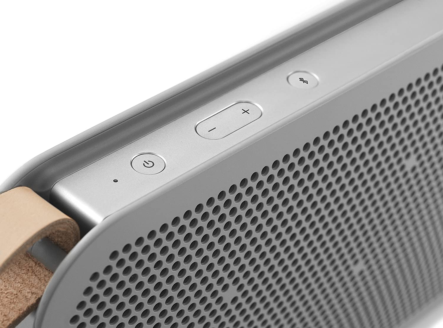 Mặt bên loa Bang & Olufsen Beoplay A2 với dây xách da và thân loa mỏng