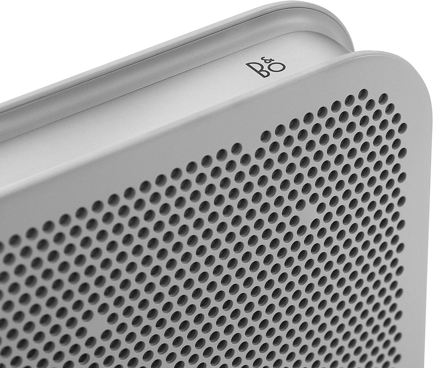 Loa B&O Beoplay A2 nhìn nghiêng cho thấy thiết kế portable mỏng và quai xách
