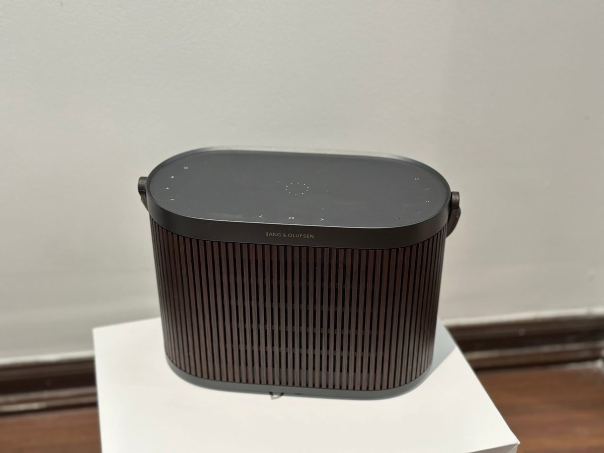 Loa Bang & Olufsen Beosound A5 Dark Oak nhìn từ phía trên thấy touch panel
