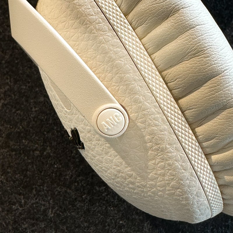 Nút ANC chuyên dụng trên Marshall Monitor III A.N.C Cream