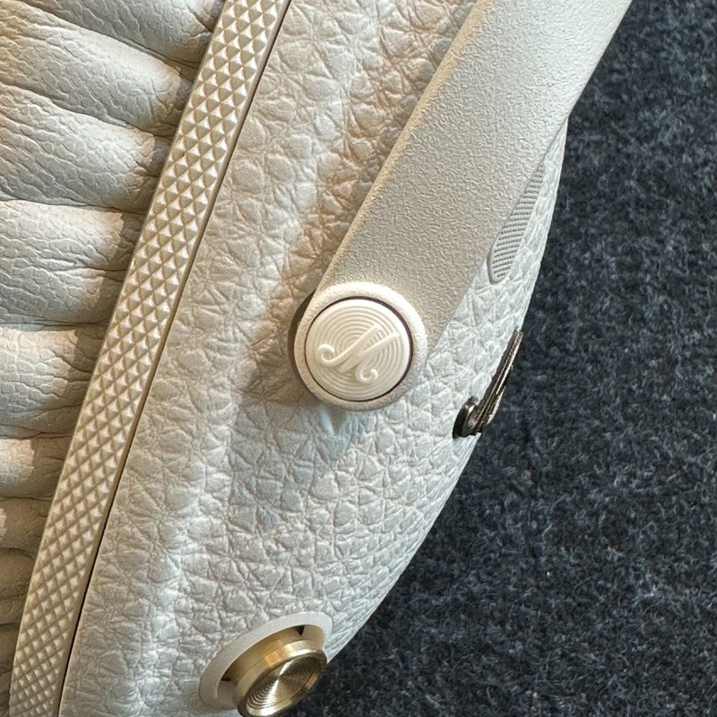 Nút M-button điều khiển Marshall Monitor III Cream cận cảnh