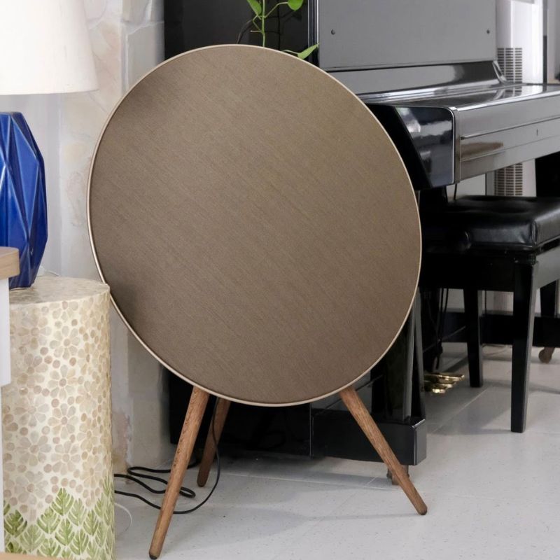 Loa Beoplay A9 MK4 Brass Tone góc bên cạnh đàn piano