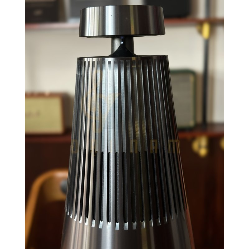 Cận cảnh thanh nhôm phay 360 độ trên Beosound 2 Gen 3 — chi tiết được B&O làm tại Đan Mạch
