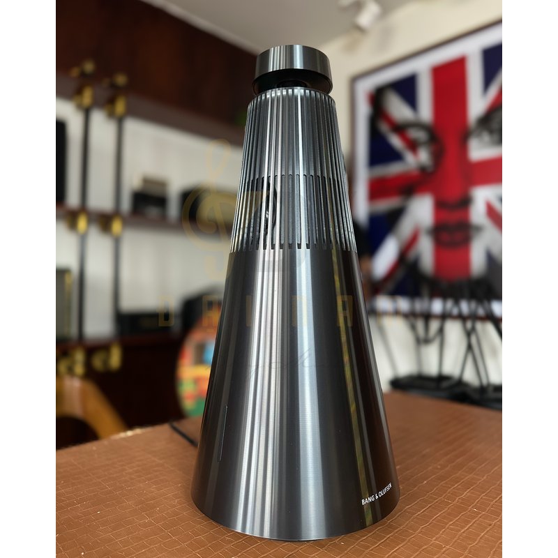 Beosound 2 Gen 3 màu đen đặt trên bàn da gấu, phía sau là kệ Marshall tại Đại Nam