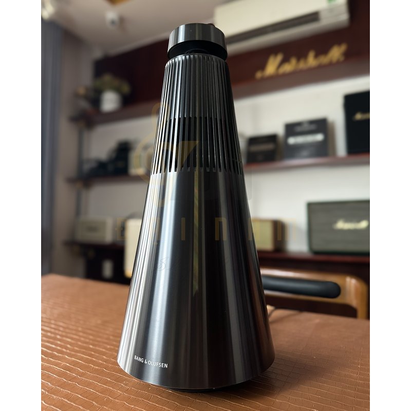 Beosound 2 Gen 3 màu Natural Aluminium đặt trước phông cờ Anh tại showroom Đại Nam