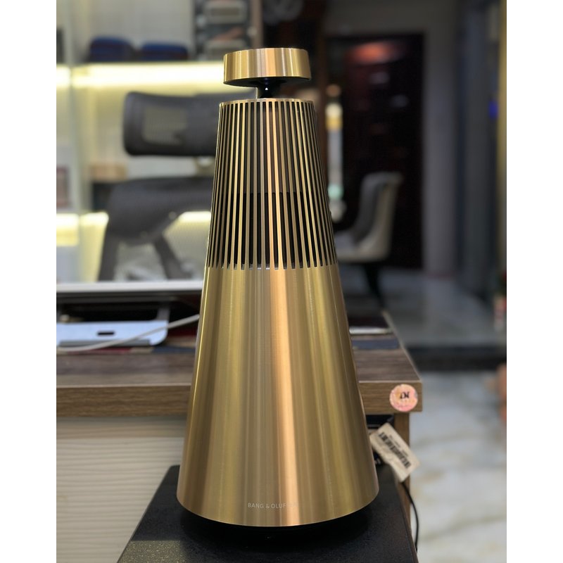 Beosound 2 Gen 3 màu Gold Tone đặt cạnh cây thông Noel tại Đại Nam Sky Music