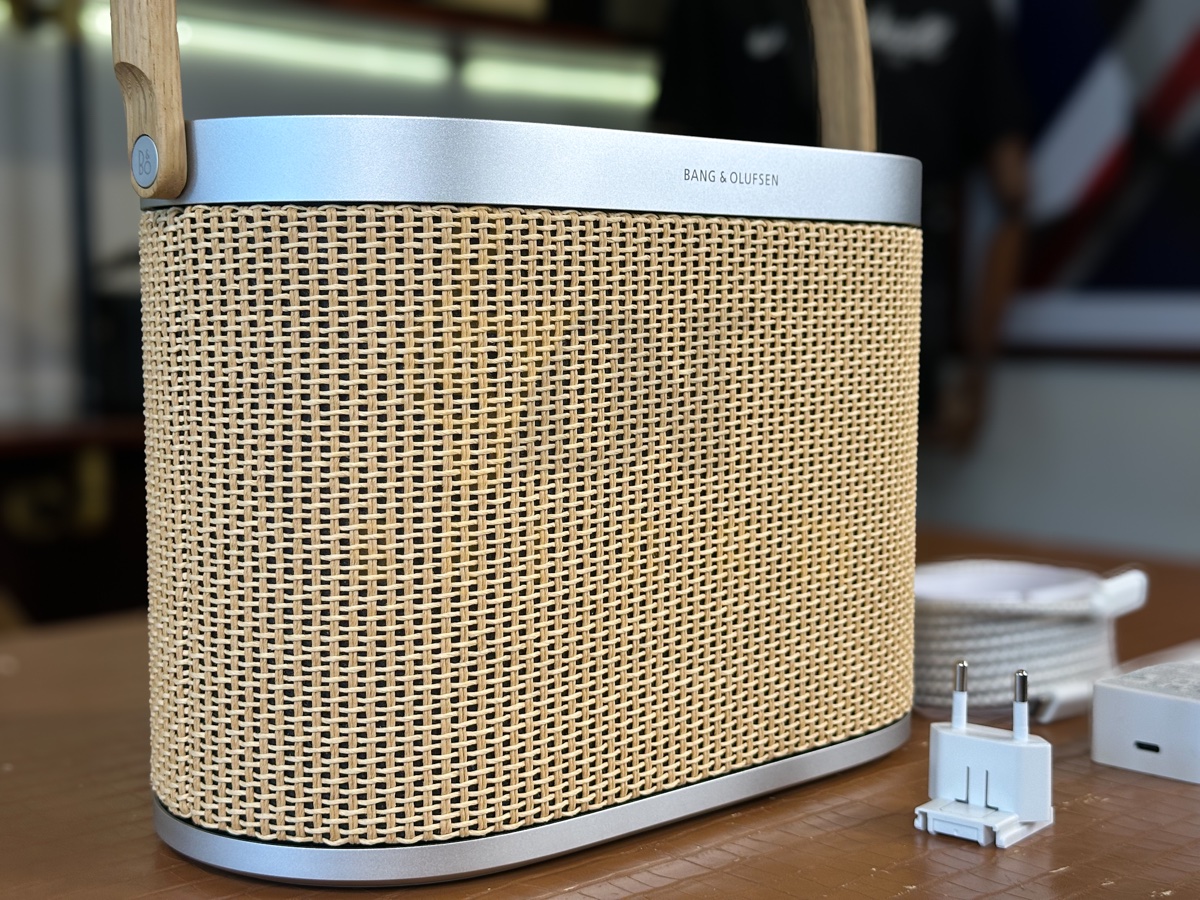 Loa Beosound A5 Nordic Weave góc bên cạnh kèm sạc adapter
