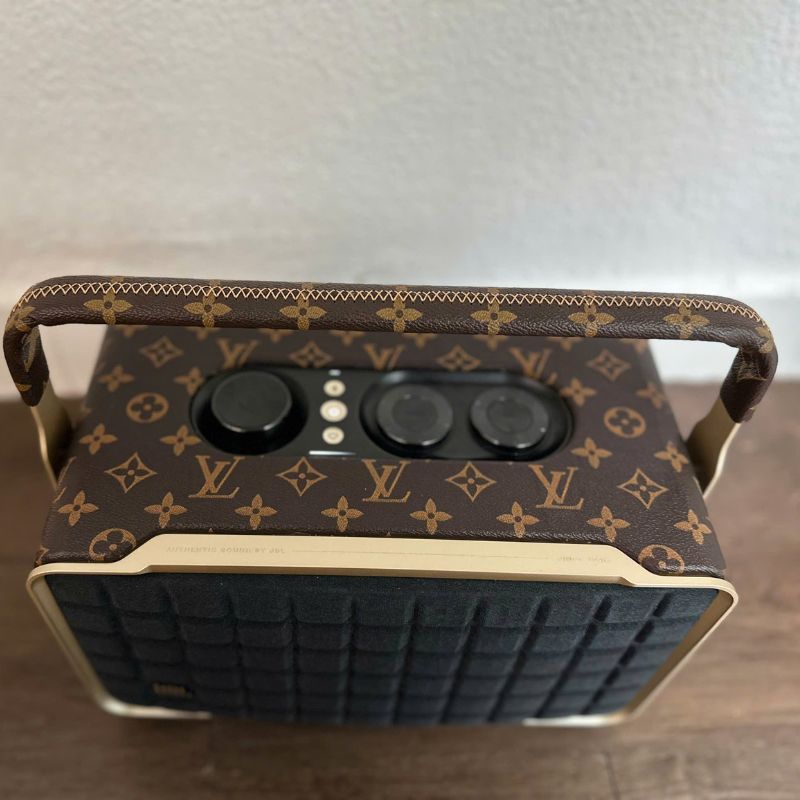 Mặt trên loa JBL Authentic 300 bọc da LV nhìn từ trên xuống