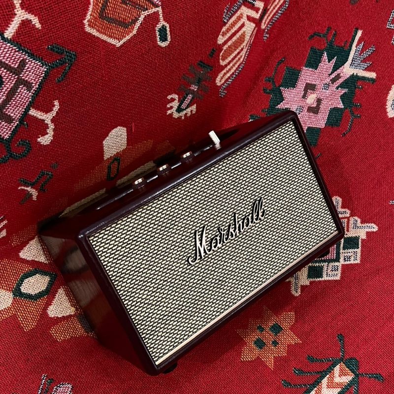 Marshall Acton III Burgundy trên thảm đỏ họa tiết - sắc đỏ sang trọng hài hòa phong cách nội thất