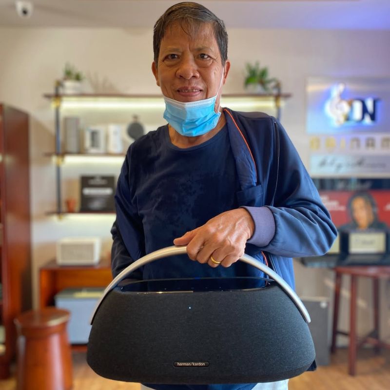 Khách hàng trải nghiệm Harman Kardon Go+Play 3 tại showroom Đại Nam Sky Music