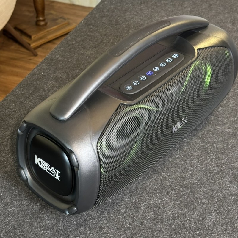 Loa SONCAMEDIA Chill dựng đứng đèn LED xanh nổi bật tại showroom Đại Nam Sky Music