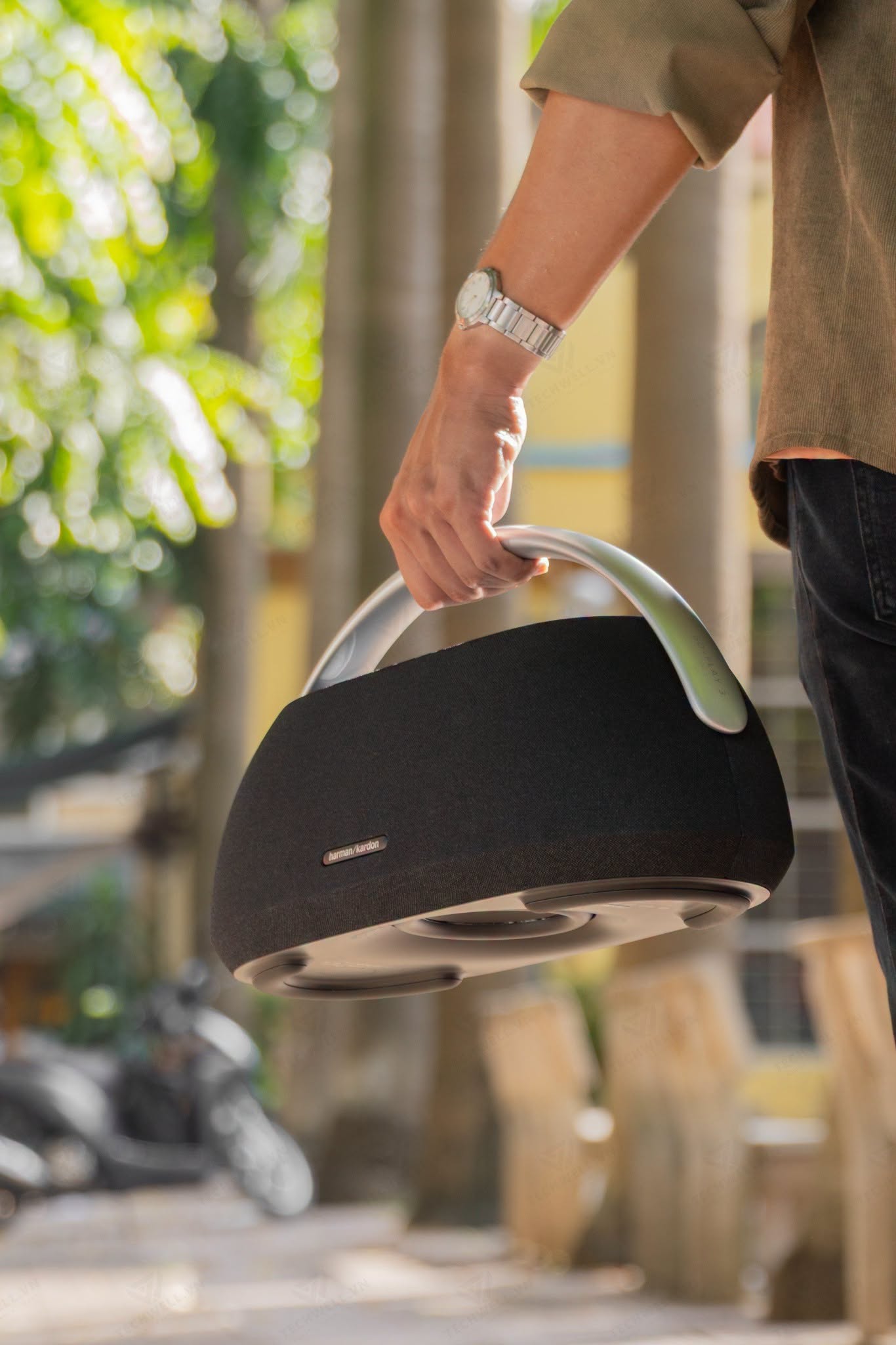 Cầm tay Harman Kardon Go+Play 3 ra ngoài trời — loa Bluetooth portable cao cấp tại Đại Nam Sky Music