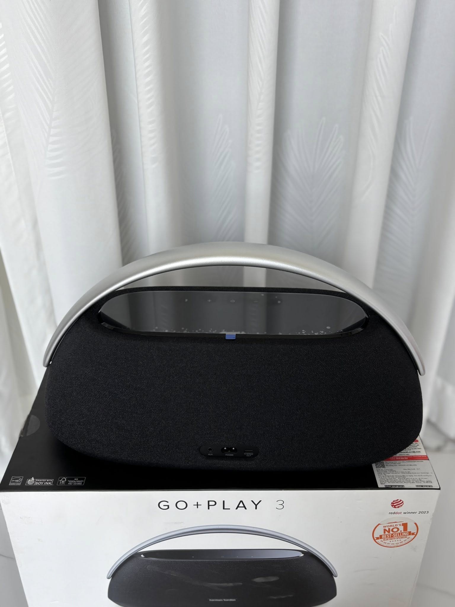 Harman Kardon Go+Play 3 chụp nền trắng tại showroom Nhà Đại Nam Sky Music