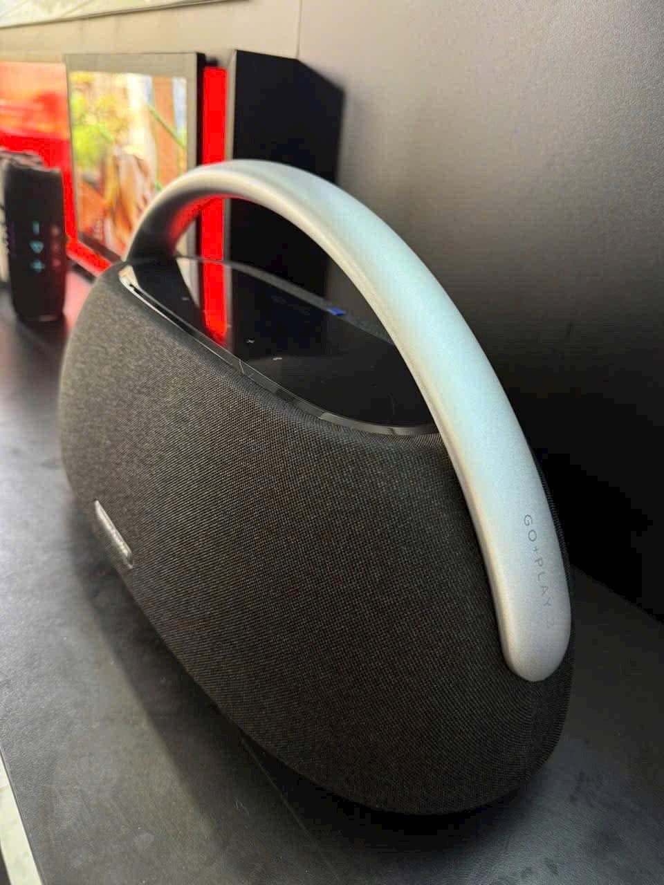 Tay cầm nhôm nguyên khối Harman Kardon Go+Play 3 nhìn từ góc nghiêng tại Nhà Đại Nam