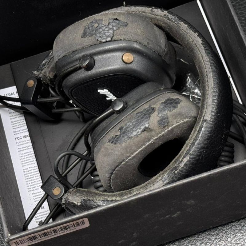 Tai nghe Marshall Major bị bong tróc nặng earcup và headband — trạng thái cần bọc da tại Nhà Đại Nam