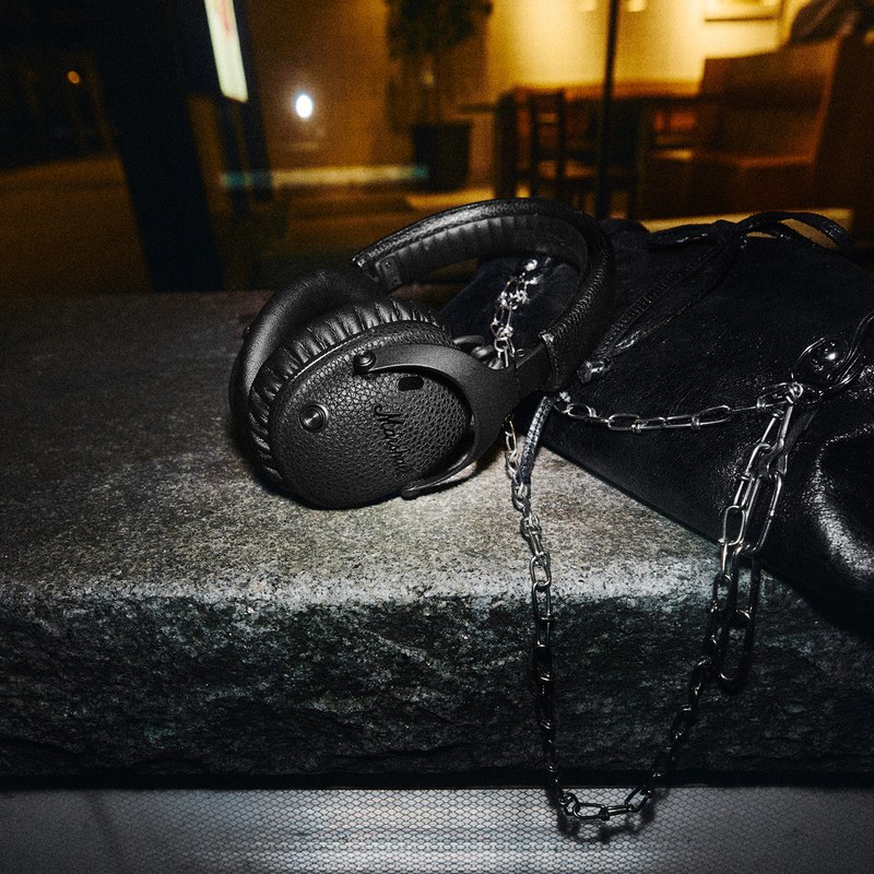 Marshall Monitor III A.N.C. Pitch Black để trên ghế đá kèm túi xích