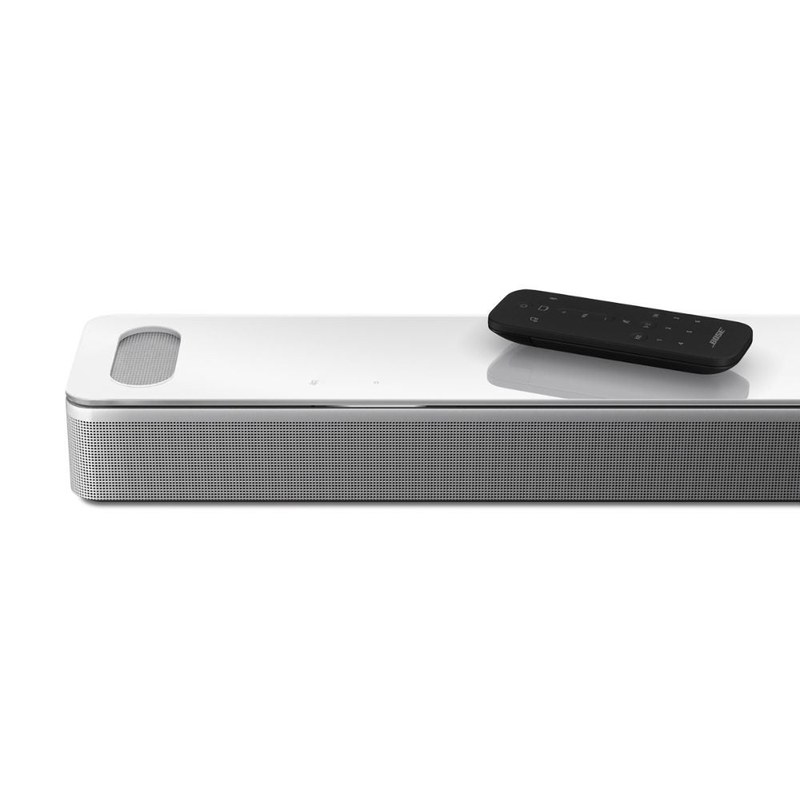 Bose Smart Soundbar 900 cận cảnh với remote điều khiển - nút điều hướng và phím Bluetooth