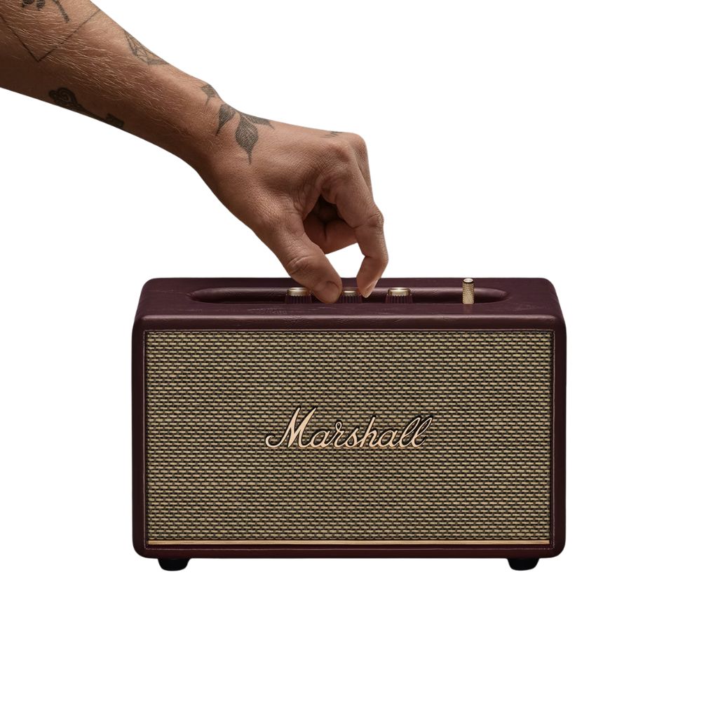Loa Marshall Acton III Burgundy — kích thước thực tế cầm tay