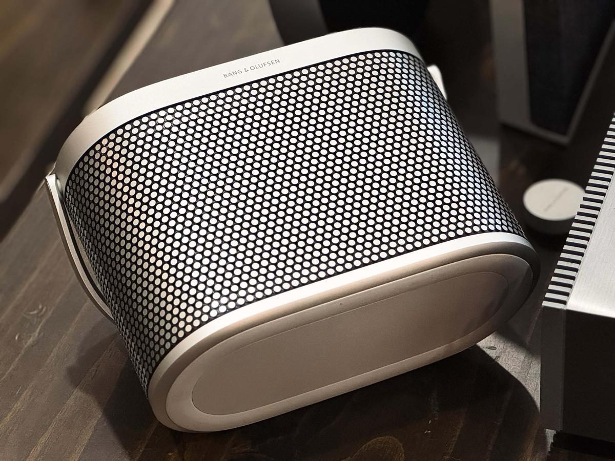 Loa Bang & Olufsen Beosound A5 Spaced Aluminum góc nghiêng trên bàn gỗ