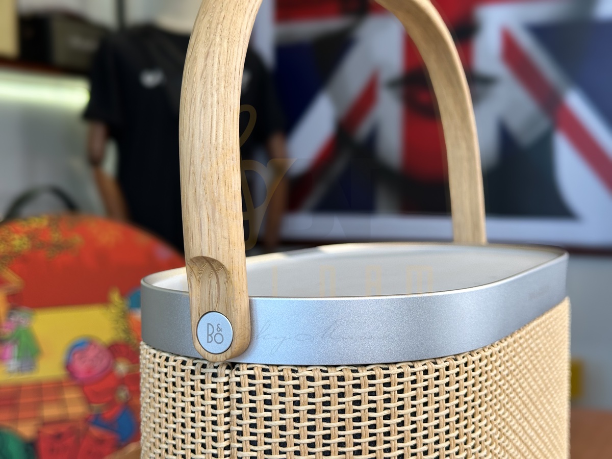 Loa B&O Beosound A5 Nordic Weave - chi tiết quai gỗ sồi và vành nhôm