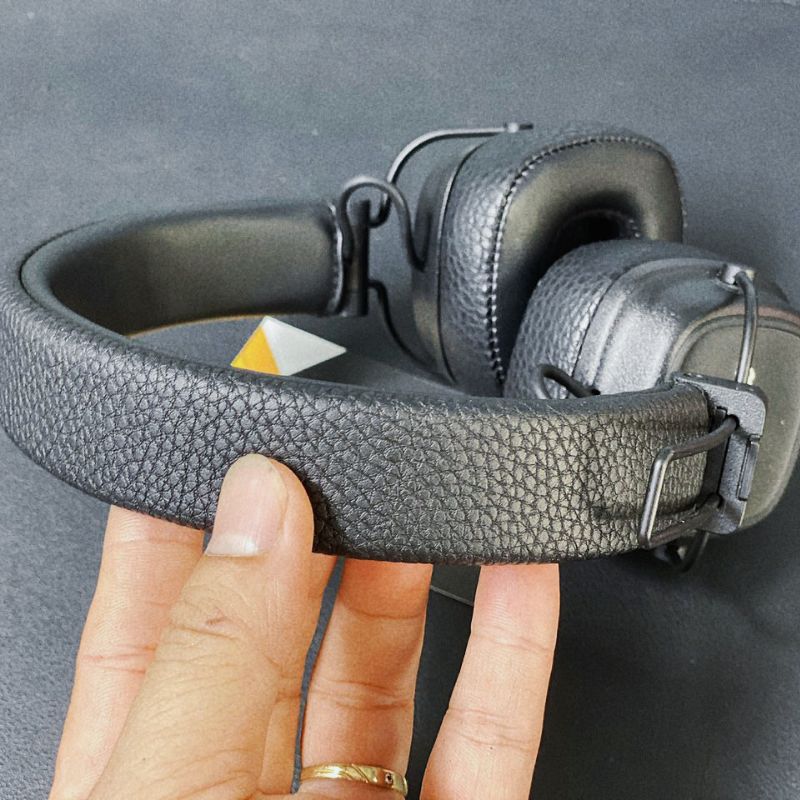 Marshall Major sau khi bọc giả da đen — nhìn từ phía dưới thấy headband và earcup mới