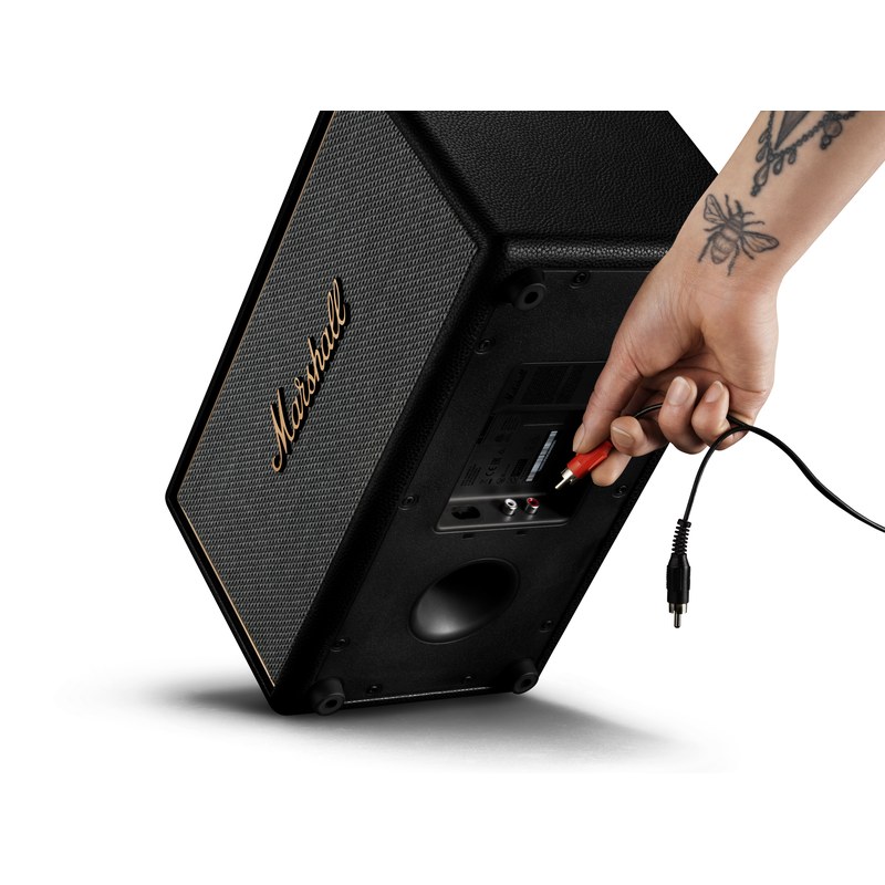 Người dùng kết nối dây RCA vào cụm cổng mặt đáy Marshall Stanmore IV Black tại Đại Nam Sky Music