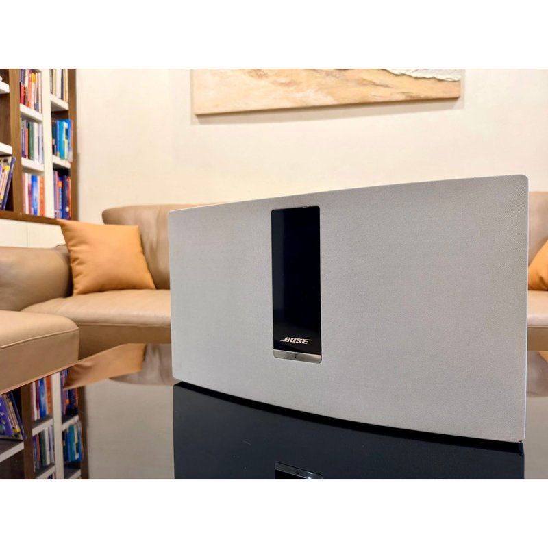 Bose SoundTouch 30 màu trắng phòng khách sofa Đại Nam Sky Music