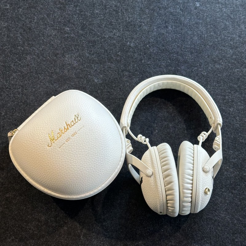 Marshall Monitor III Cream với hộp đựng cứng EST 1962 tại showroom Đại Nam