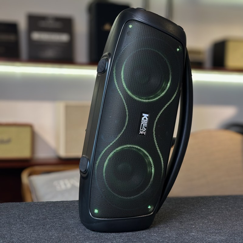 Loa SONCAMEDIA Chill dựng đứng với đèn LED xanh tại showroom Đại Nam Sky Music