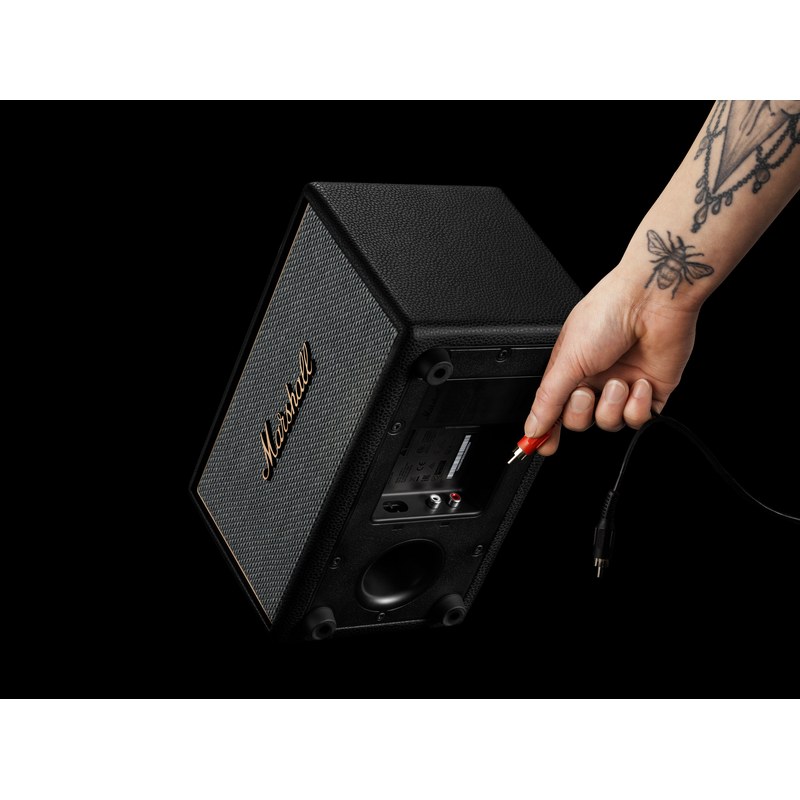 Người dùng kết nối dây RCA vào cụm cổng mặt đáy Marshall Acton IV Black