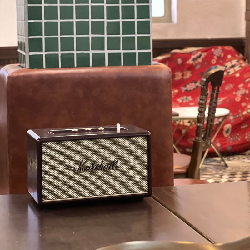 Marshall Acton III Burgundy trong không gian quán café vintage - điểm nhấn decor sang trọng