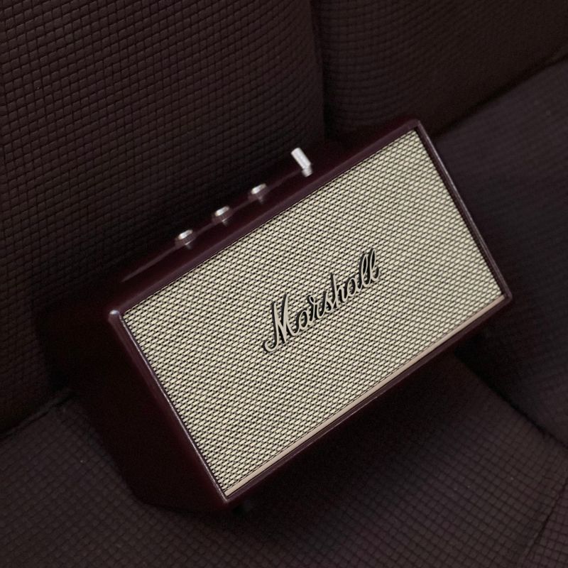 Marshall Acton III Burgundy trên ghế sofa tối - chất liệu vegan leather đỏ rượu vang sang trọng